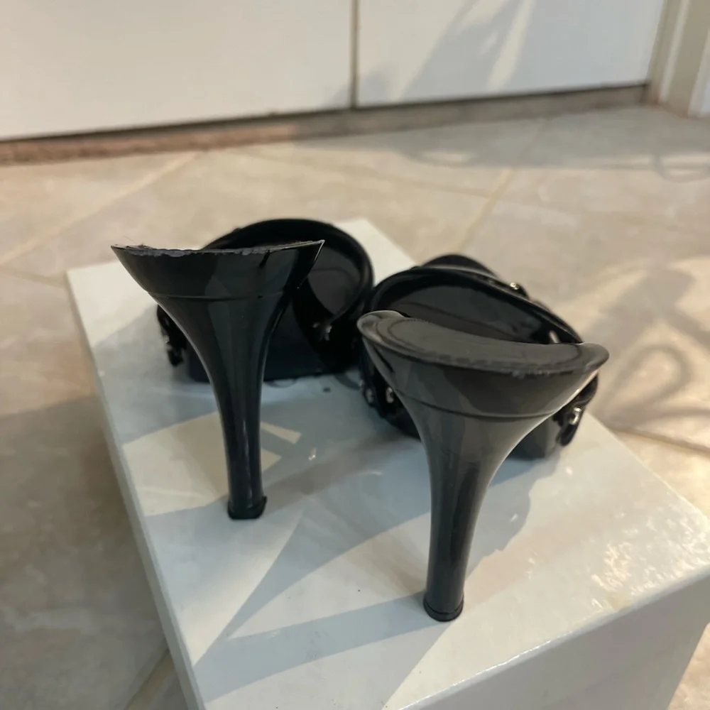 Dior sandals. Worn but still in great condition. Size 37.5 which is a 7.5 - Picture 4 of 4